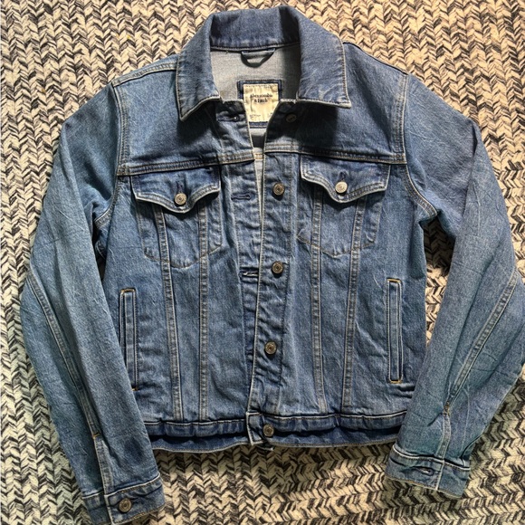 Like New Abercrombie & Fitch Light Wash Denim Jean Jacket Womens Medium - Picture 2 of 9